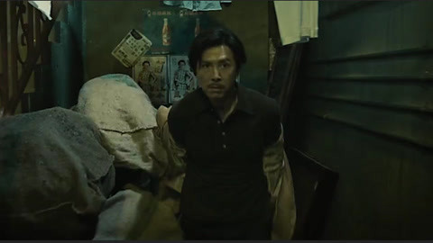 在大雪封闭的山庄里